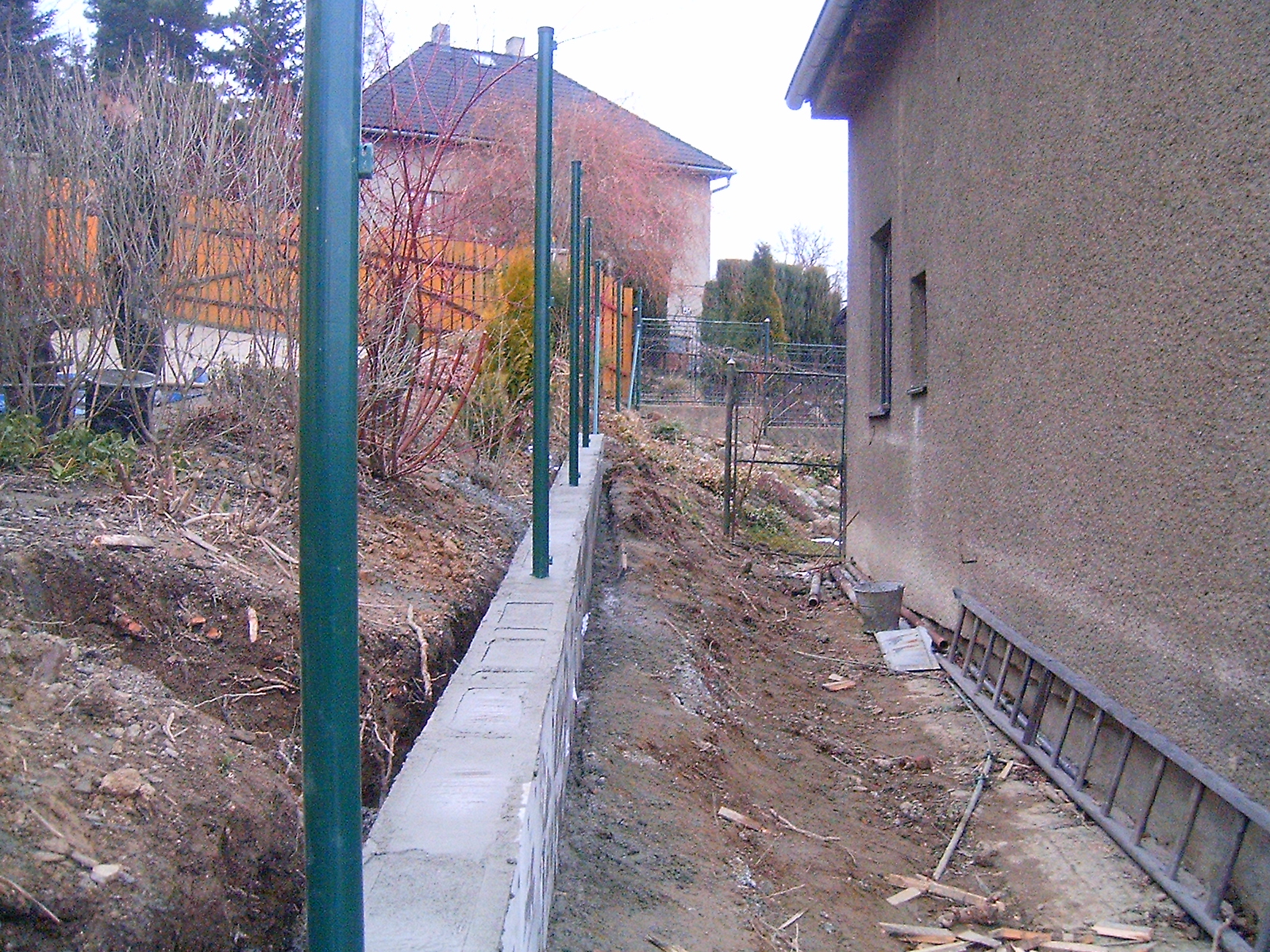 MONTÁŽ Seskládání ztraceného bednění tl. 200mm v základovém pasu včetně naplnění betonem cena za m2