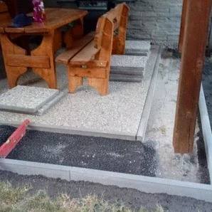 MONTÁŽ Pokládka betonové dlažby 40x40x4-5cm včetně srovnání podkladu a zapískování cena za m2